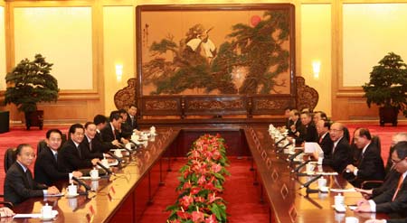 Hu Jintao (3rd L), general secretary of the Communist Party of China (CPC) Central Committee, meets with Kuomintang (KMT) Chairman Wu Poh-hsiung in Beijing, capital of China, on May 26, 2009.