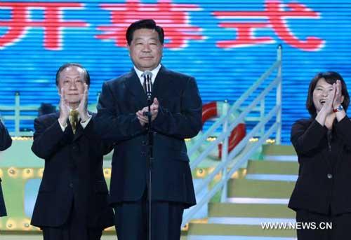 Jia Qinglin(C), member of the Standing Committee of the Political Bureau of the Communist Party of China (CPC) Central Committee and chairman of the National Committee of the Chinese People's Political Consultative Conference (CPPCC), attends the opening ceremony of the second Strait Forum in Xiamen, southeast China's Fujian Province, on June 19, 2010(Xinhua/Pang Xinglei)