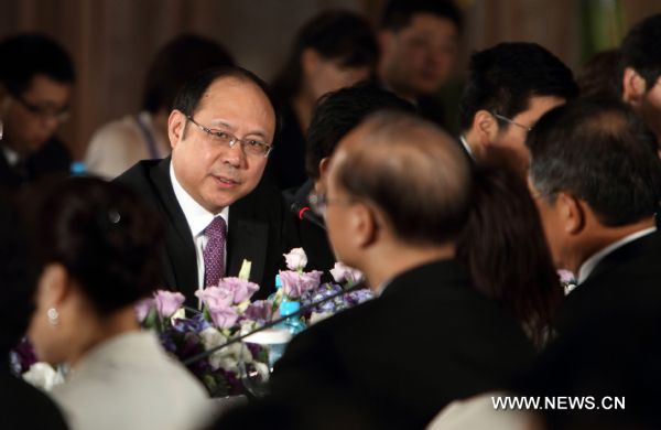 Zheng Lizhong (L), executive vice president of the Chinese mainland's Association for Relations Across the Taiwan Straits (ARATS), attends the preparatory consultation for the fifth round of talks between the ARATS and the Taiwan-based Straits Exchange Foundation (SEF), in Taipei, southeast China's Taiwan, June 24, 2010. (Xinhua/Fei Maohua) (hdt)