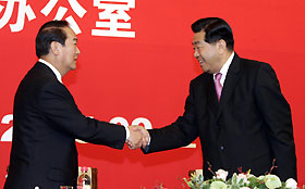 Jia Qinglin, chairman of the National Committee of the CPPCC, shakes hands with James Soong, chairman of Taiwan�� People First Party, yesterday in Shanghai.		 GAO ERQIANG