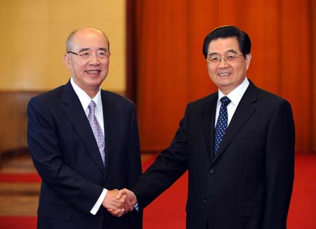Hu Jintao (R), general secretary of the Communist Party of China (CPC) Central Committee, meets with Kuomintang (KMT) Chairman Wu Poh-hsiung in Beijing, capital of China, on May 26, 2009.
