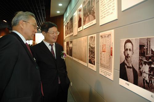 ����ڨ������