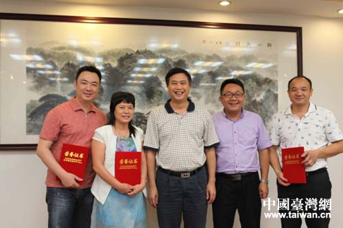 �s�������|�~�u������кףD��