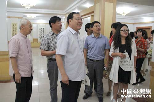 �еe�i�}��