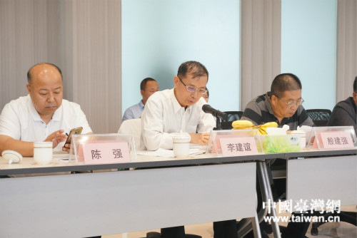 �y���}��