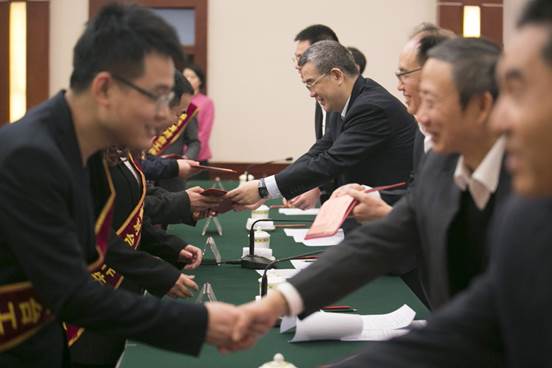 ���R: ���3