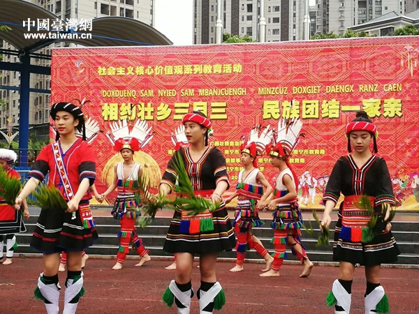 �����������M��