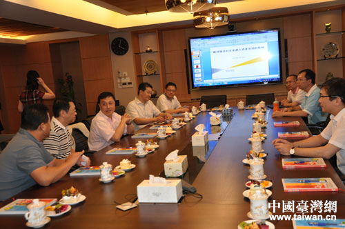 �q�y�}���