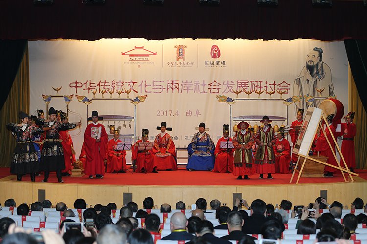 �� �O �i �M