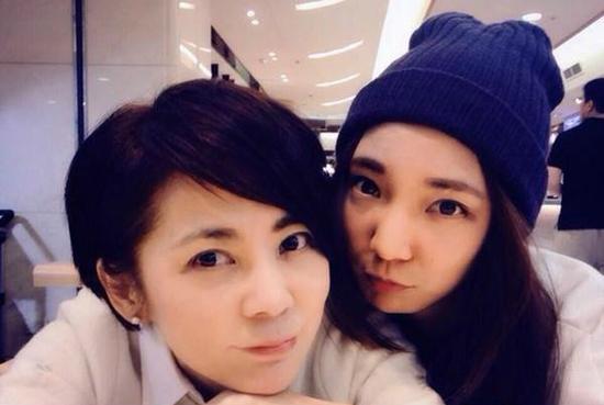 ��J����