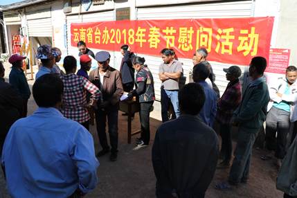 ���R: 8Q0A2401