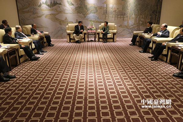 �|���}��