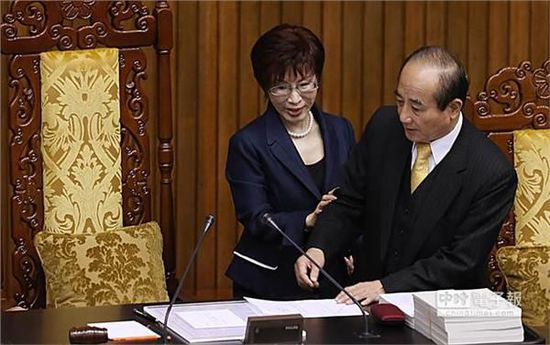 �x�~�~�ߕ_�������L�|���}�y��