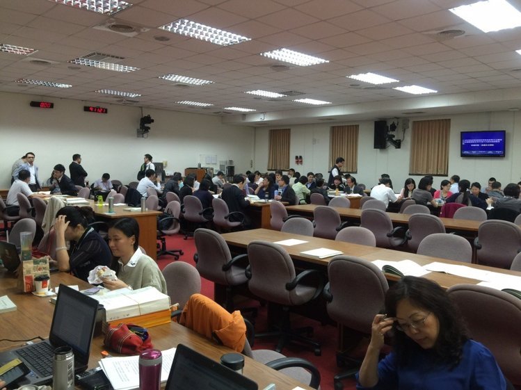 �L�ߩe���F�J���L�߫��{ �e��ڧ���L���u�|���I����ʐ�