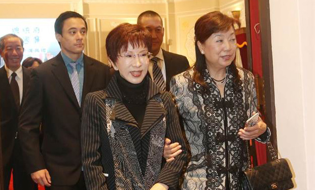 �x�~�~���g���������J�ɐ��g����