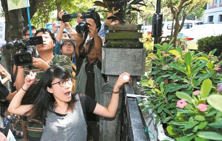 ����\�ͤ��e�\���˔��~�� �D��ا��Ţf�����ܬY