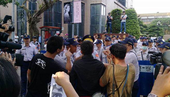 ���Y���\�����e�� ������:��]�����������������C