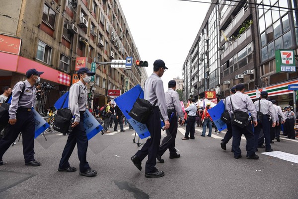 ���W�d�ޒ���ħ�߽Ŕ��U�� �I�͐��e�v����ǣ��Y