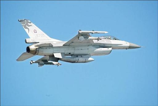 ���C F16