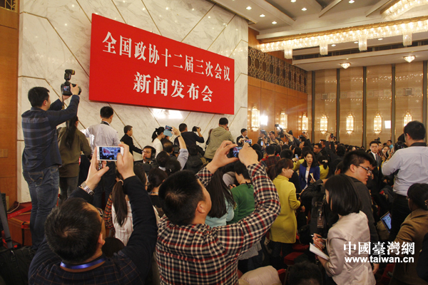 �饬�|�ו��A���~�k��ά騥�˔Ϸs�a������ä���W�I �_���~ ����