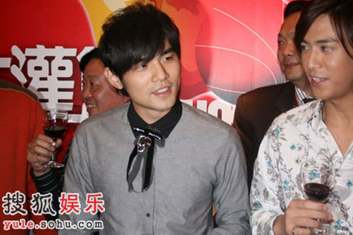 ���U���J