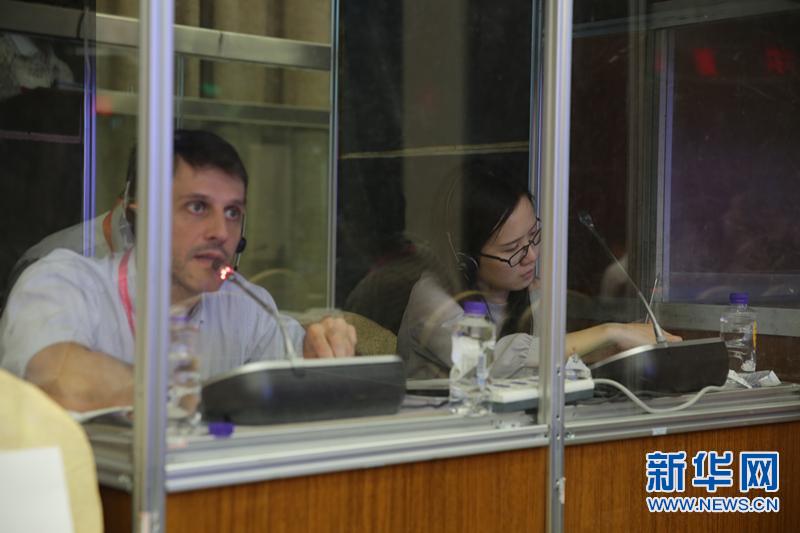 �~è�|��,�O�r�������w�{�w�|�}�v�Lá����?