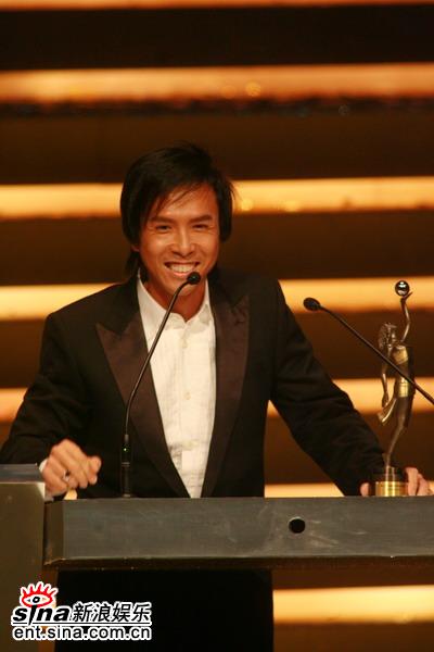 �ʤ��q�臘���{�}�����]�@��K�E�F�̤Ӥ�