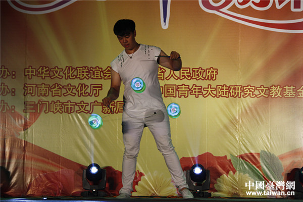 就讀臺北教育大學數字科技設計係陳一帆表演了扯鈴