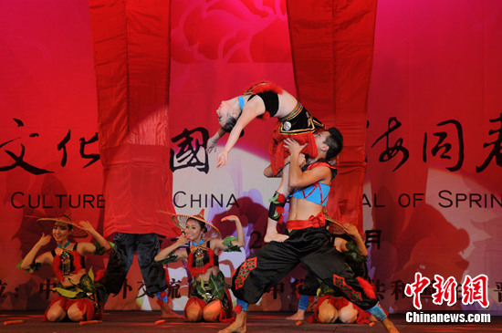 “四海同春”馬來西亞古晉獻藝五千僑胞觀看(圖)