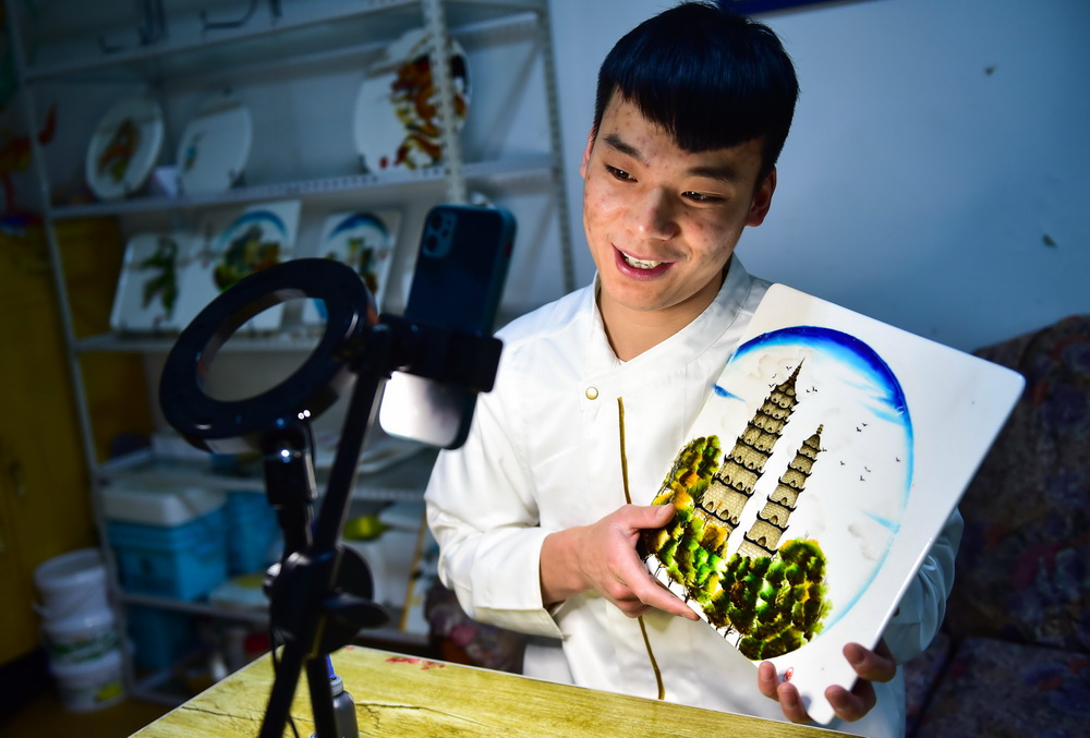 在阿峰果醬藝術工作室,劉旭峰通過直播向網友介紹果醬畫(4月28日攝)。