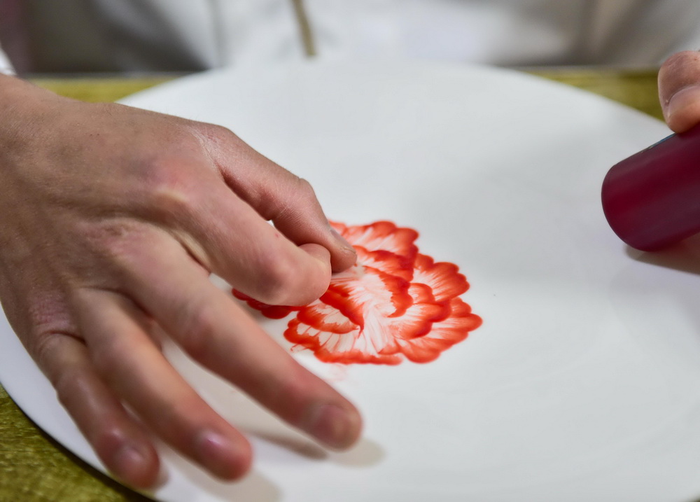 在阿峰果醬藝術工作室,劉旭峰在畫果醬畫(4月28日攝)。