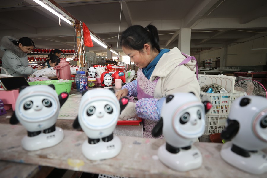 德化一家陶瓷工廠內，工人制作“冰墩墩”。陳小陽攝