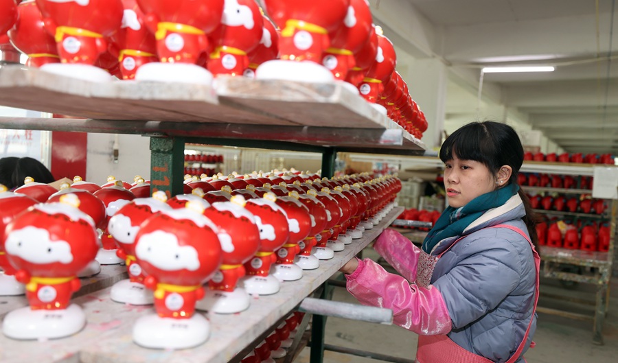 工人擺放制作好的“雪容融”。陳小陽攝