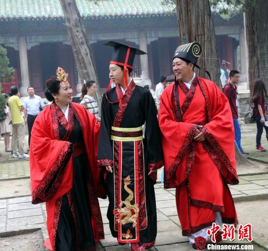 孟子故里鄒城上演“私人定制”版古典成人禮(圖) 孟子故里鄒城上演“私人定制”版古典成人禮(圖)