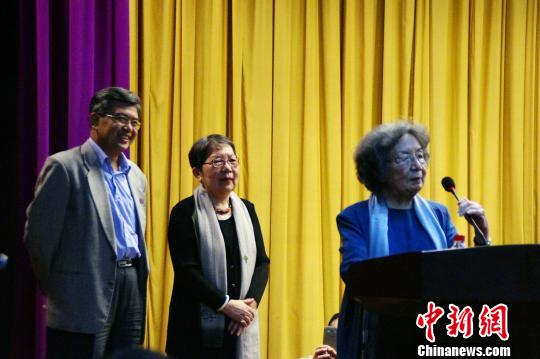 葉嘉瑩助陣席慕蓉南開演講學子夜色里“誦詩”