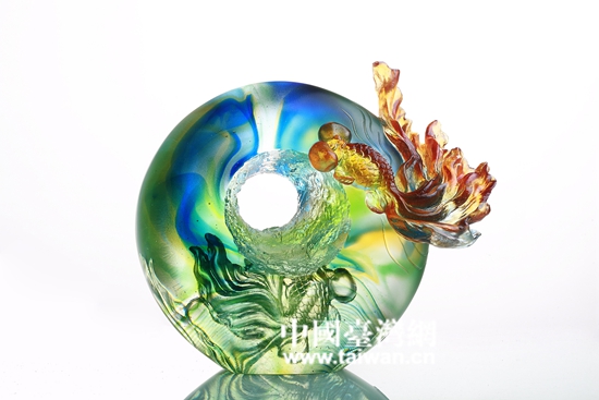 Oceana頒贈了琉璃工房設計制作的《順勢承氣聚悅來》獎座予好萊塢著名影星萊昂納多·迪卡普里奧