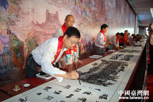 兩岸四地著名書畫家現場共同繪制的百米長卷