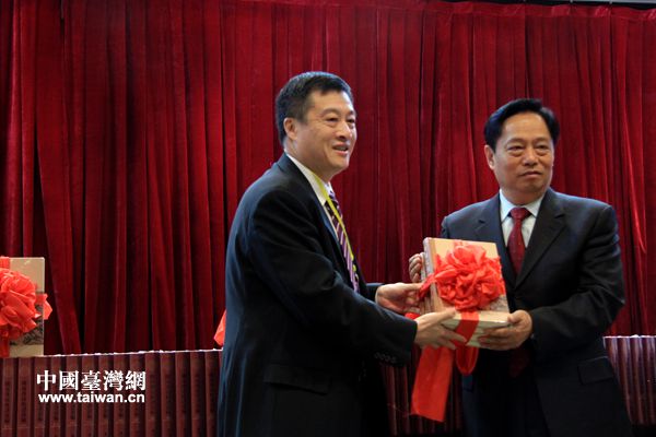 《臺海文獻匯刊》《閩南涉臺族譜匯編》在京首發(圖) 《臺海文獻匯刊》《閩南涉臺族譜匯編》在京首發(圖)