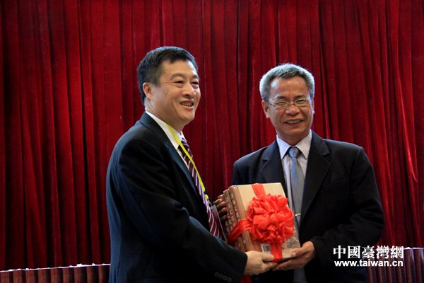 《臺海文獻匯刊》《閩南涉臺族譜匯編》在京首發(圖) 《臺海文獻匯刊》《閩南涉臺族譜匯編》在京首發(圖)