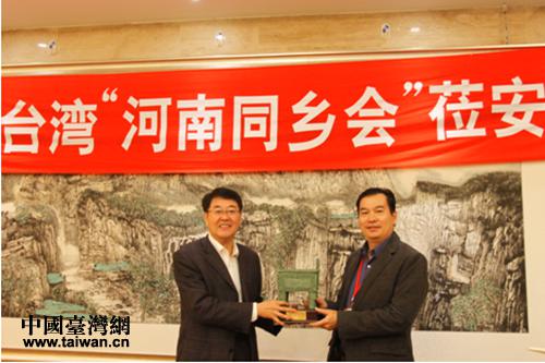 市委副書記、市委統戰部部長李文斌向參訪團團長張明誠贈司母戊鼎復制品