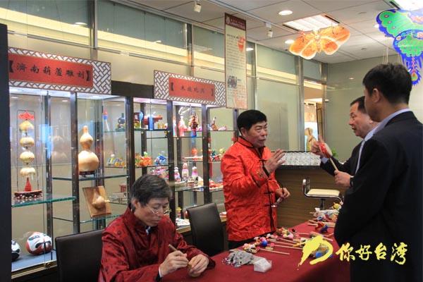 山東非物質文化遺產傳承人向觀眾講解作品