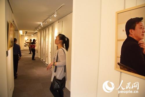 知名主持人朱軍在臺北開畫展(圖)