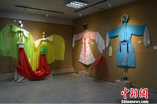 由學生創作的杖頭木偶以及歌仔戲服飾