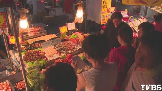大陸遊客逛夜市愛“共食”臺官員：體驗更多小吃