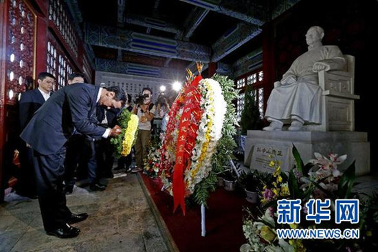 朱立倫拜謁孫中山衣冠冢參觀連戰9年前所植松樹(圖)