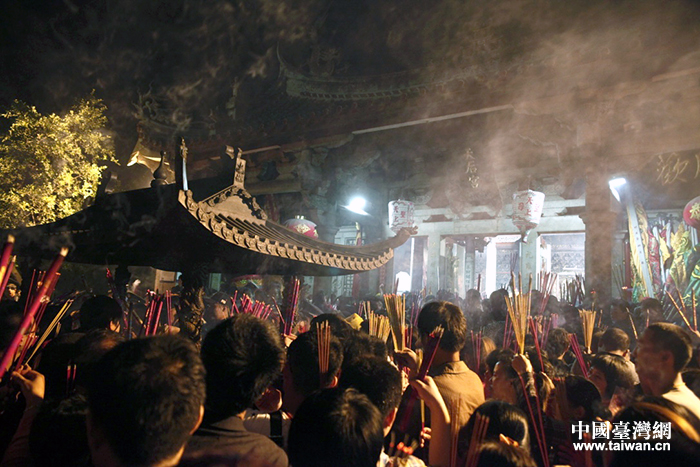 11日淩晨零點，媽祖信眾在天後大殿門前搶燒頭香