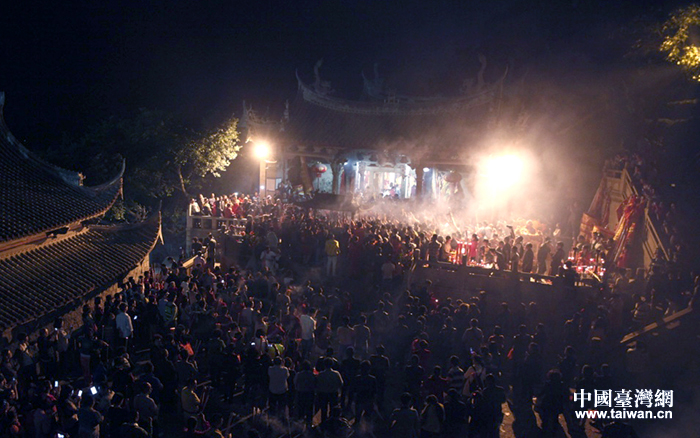 上千信眾10日晚間自發在媽祖祖廟守夜祈福，迎接媽祖誕辰日的到來。