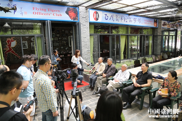 兩岸記者採訪抗戰老兵及後代。(中國臺灣網記者 宣玲玲 攝)