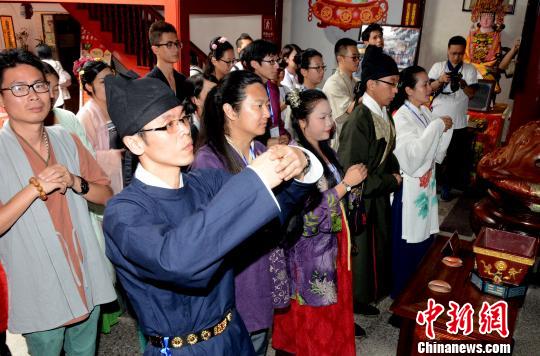 兩岸漢服社團負責人代表共同來到福州三坊七巷郎官巷天後宮，拜謁媽祖金身神像。　記者劉可耕 攝