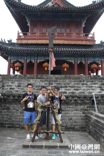 鄂臺兩岸大學生參觀荊州古城牆